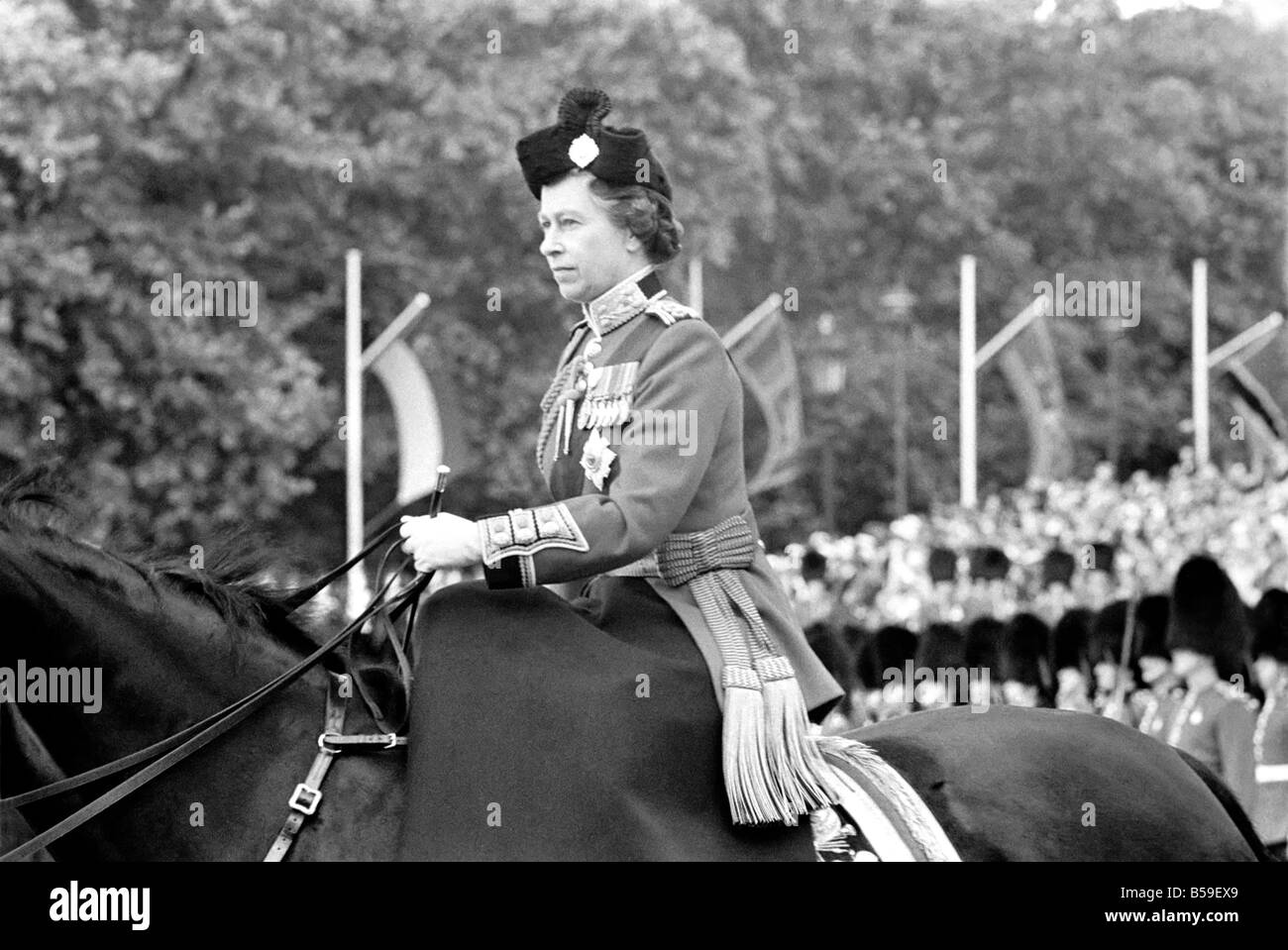 Ihre Majestät Königin Elizabeth II auf dem Pferderücken während der trooping Feier-Zeremonie. &#13; &#10; Juni 1977 &#13; &#10; R77-3311-002 Stockfoto