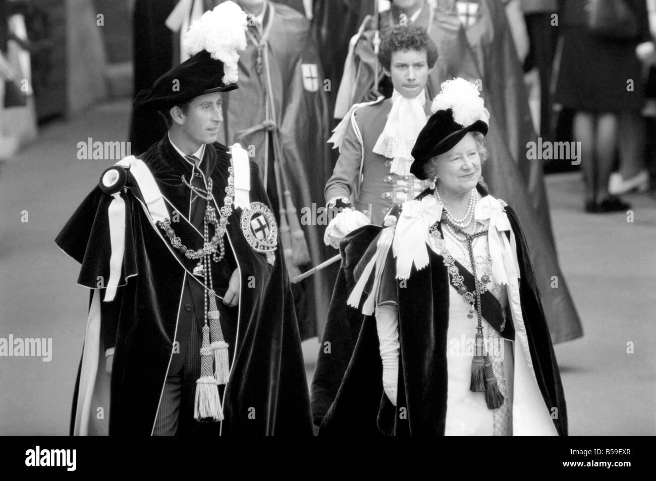 Ihre Majestät Königin Elizabeth die Königin-Mutter von Prinz Charles an Winsdor während der Bestellung der feierlichen Strumpfband begleitet. ; Juni 1977; R77-3339-001 Stockfoto