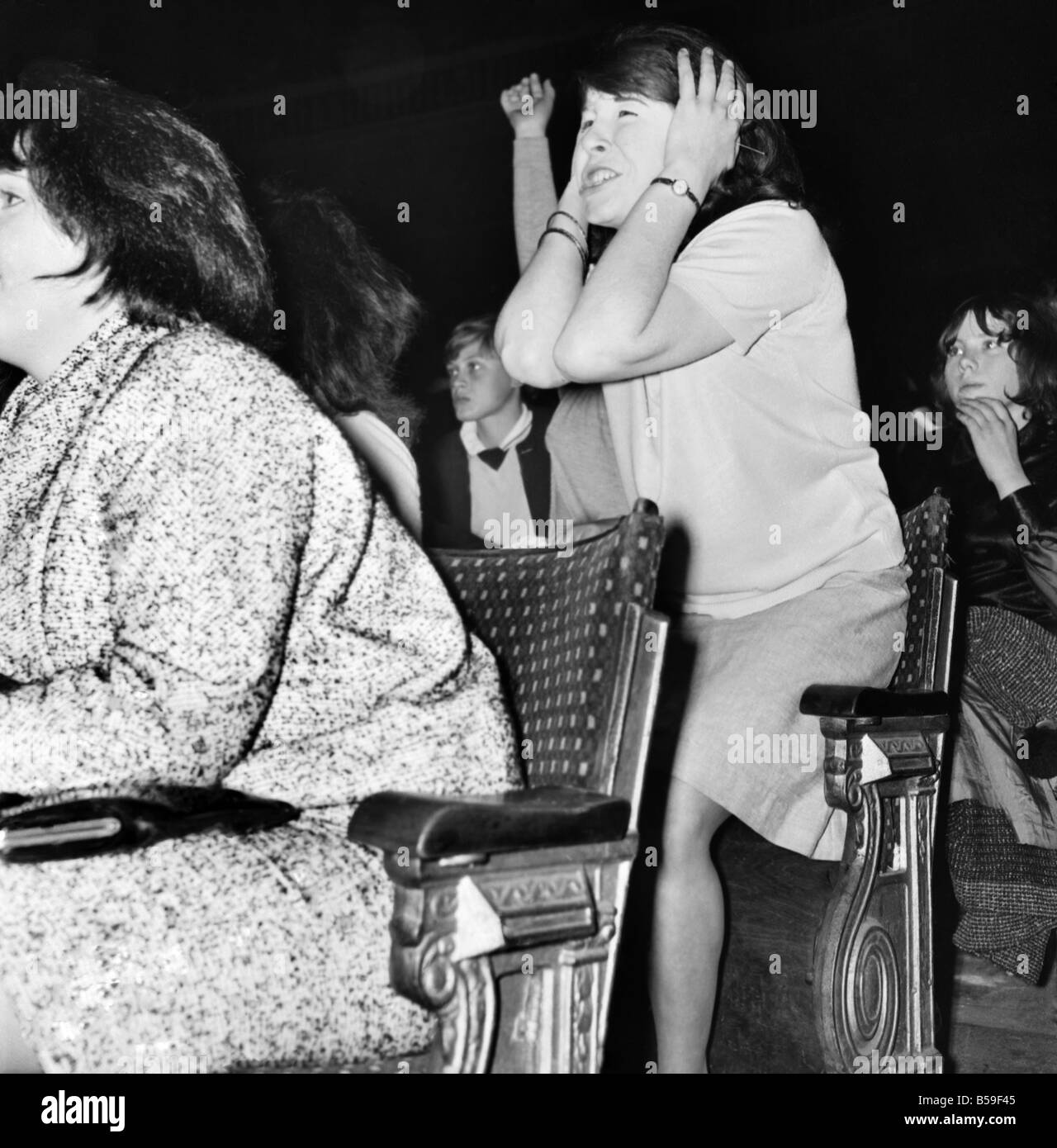 Schreiende Mädchen Fans begrüßen die Beatles auf ihre Erscheinung im Kino ABC in Wigan &#13; &#10; Oktober 1964 &#13; &#10; S09149-003 Stockfoto