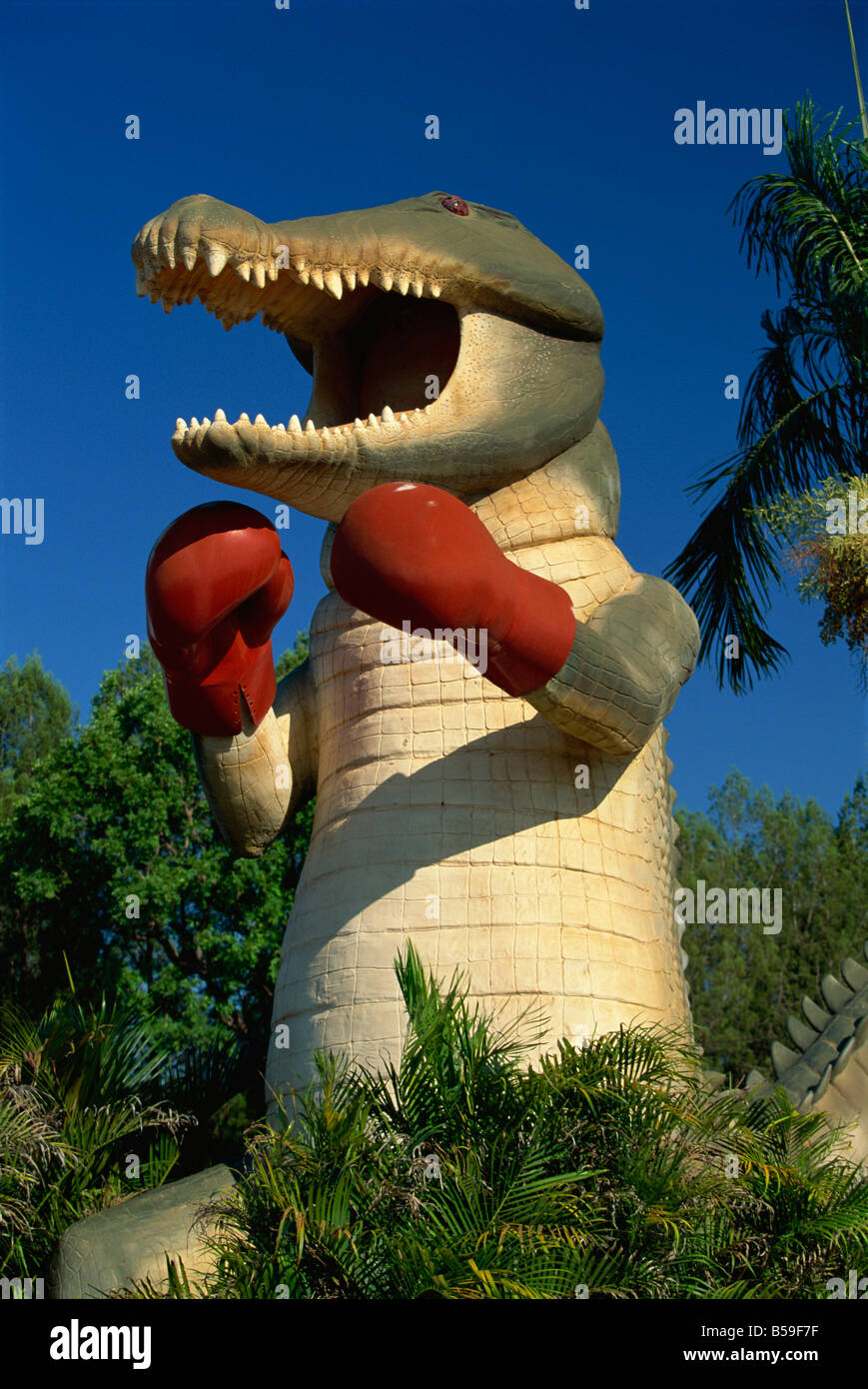 Große Kunststoff-Krokodil von Arnhem Highway an der kleinen Humpty Doo, Northern Territory, Australien Stockfoto