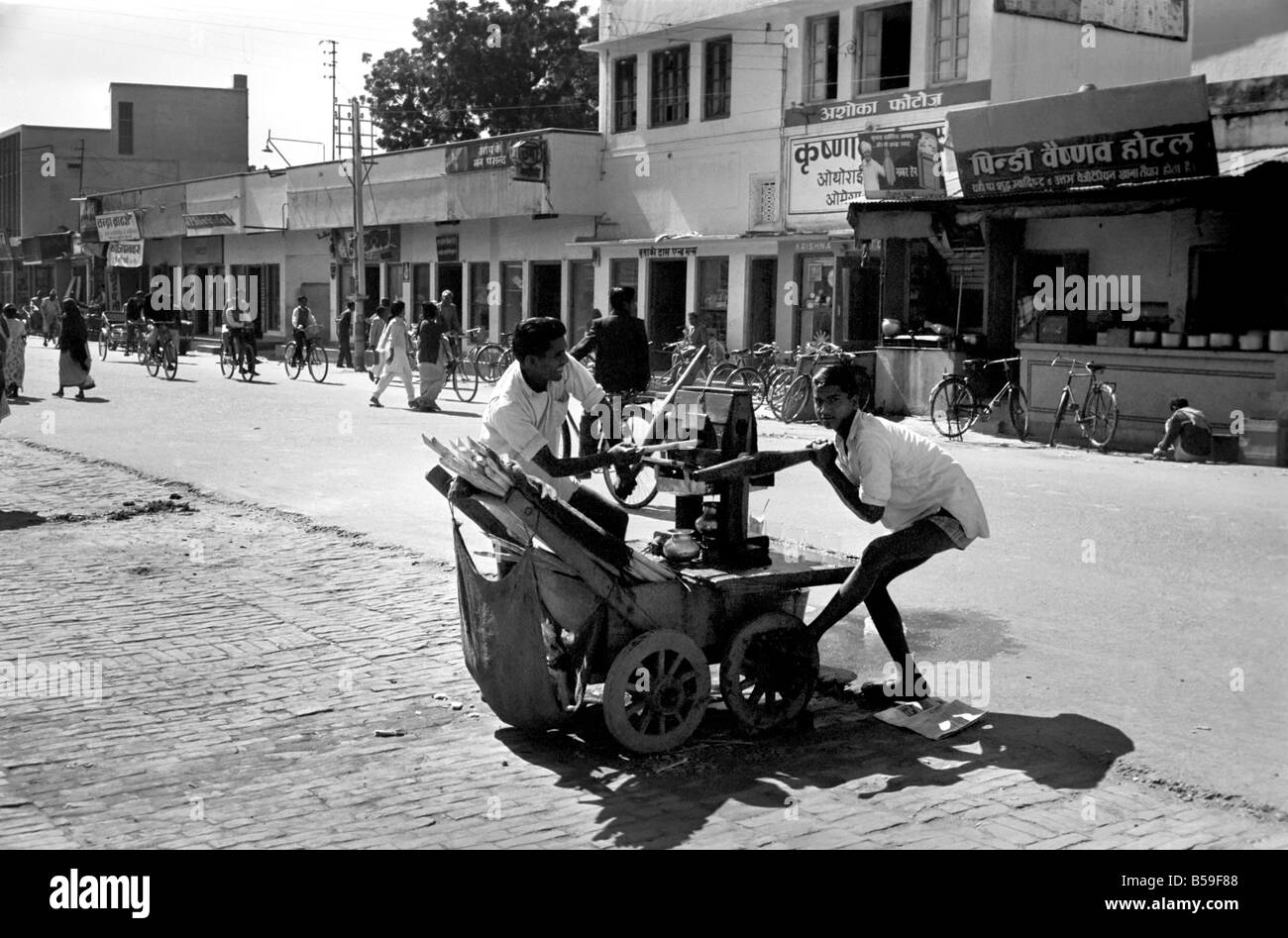 Straßenszenen in einer indischen Stadt. &#13; &#10; Februar 1968 &#13; &#10; Y01671-001 Stockfoto