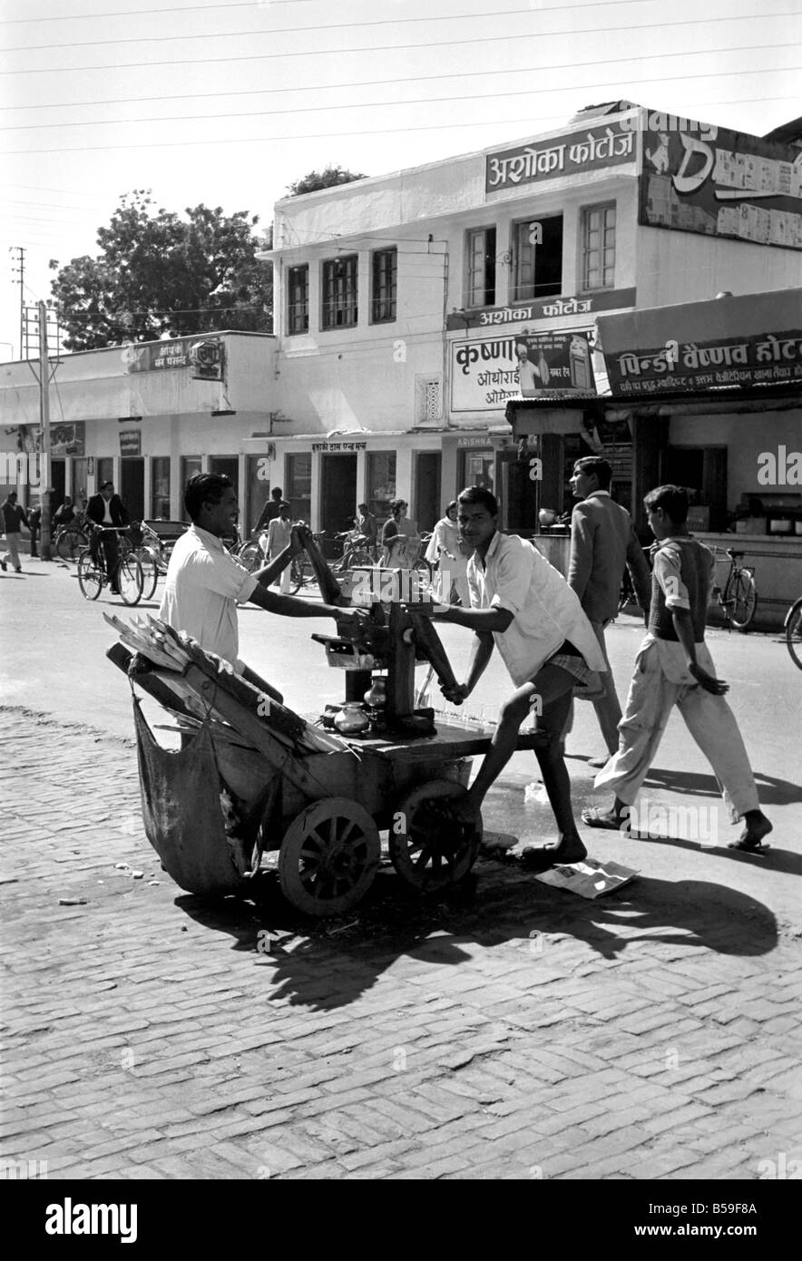 Straßenszenen in einer indischen Stadt. &#13; &#10; Februar 1968 &#13; &#10; Y01671-002 Stockfoto
