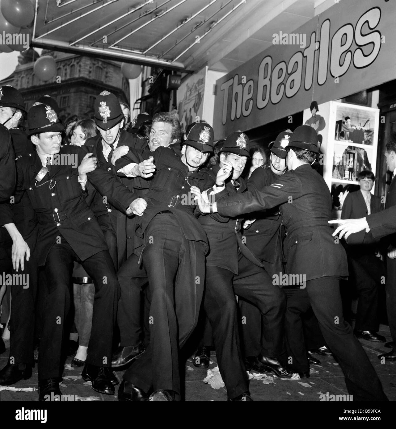 Film Premiere des neuen Beatles-Films "Yellow Submarine" im London Pavillon. ; Polizei halten Fans zurück.; Juli 1968; Y06939-002 Stockfoto