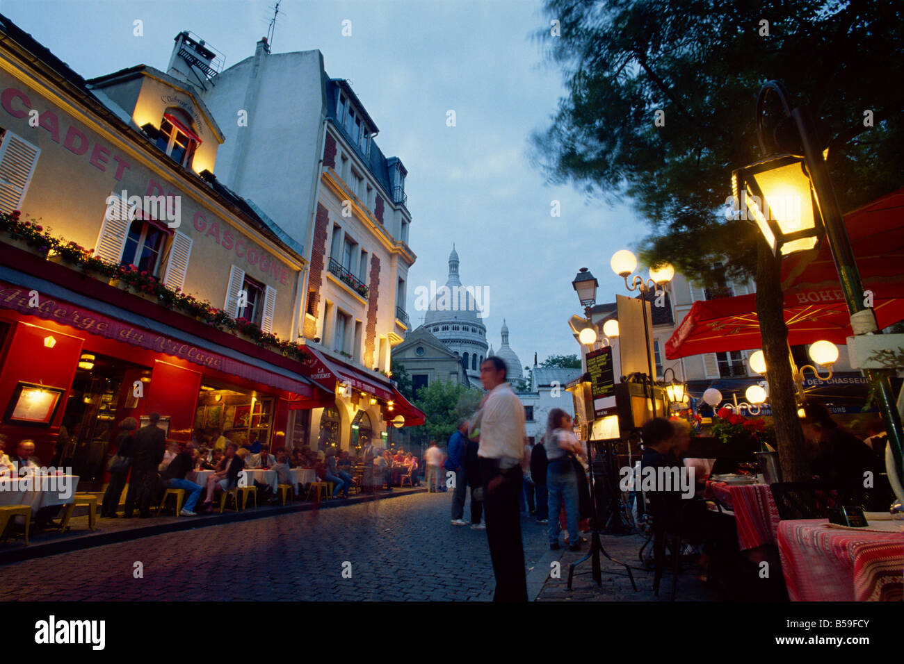 Place du Tertre, beliebt bei Touristen und Bürgersteig Künstler mit der Kuppel von Sacre Coeur, Montmartre, Paris, Frankreich Stockfoto