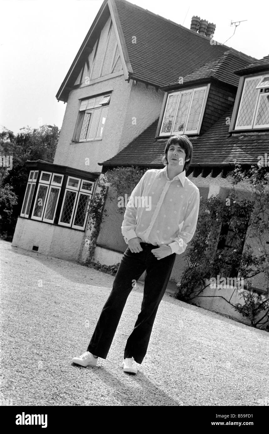 Beatles-Sänger Paul McCartney entspannend auf dem Gelände des Haus seines  Vaters in Gayton in Wirral, Cheshire, trug ein rosa Polka-Dot-Hemd und  schwarze Hosen- und weiße Leinenschuhe. ; Juli 1968; Y07136-003  Stockfotografie -