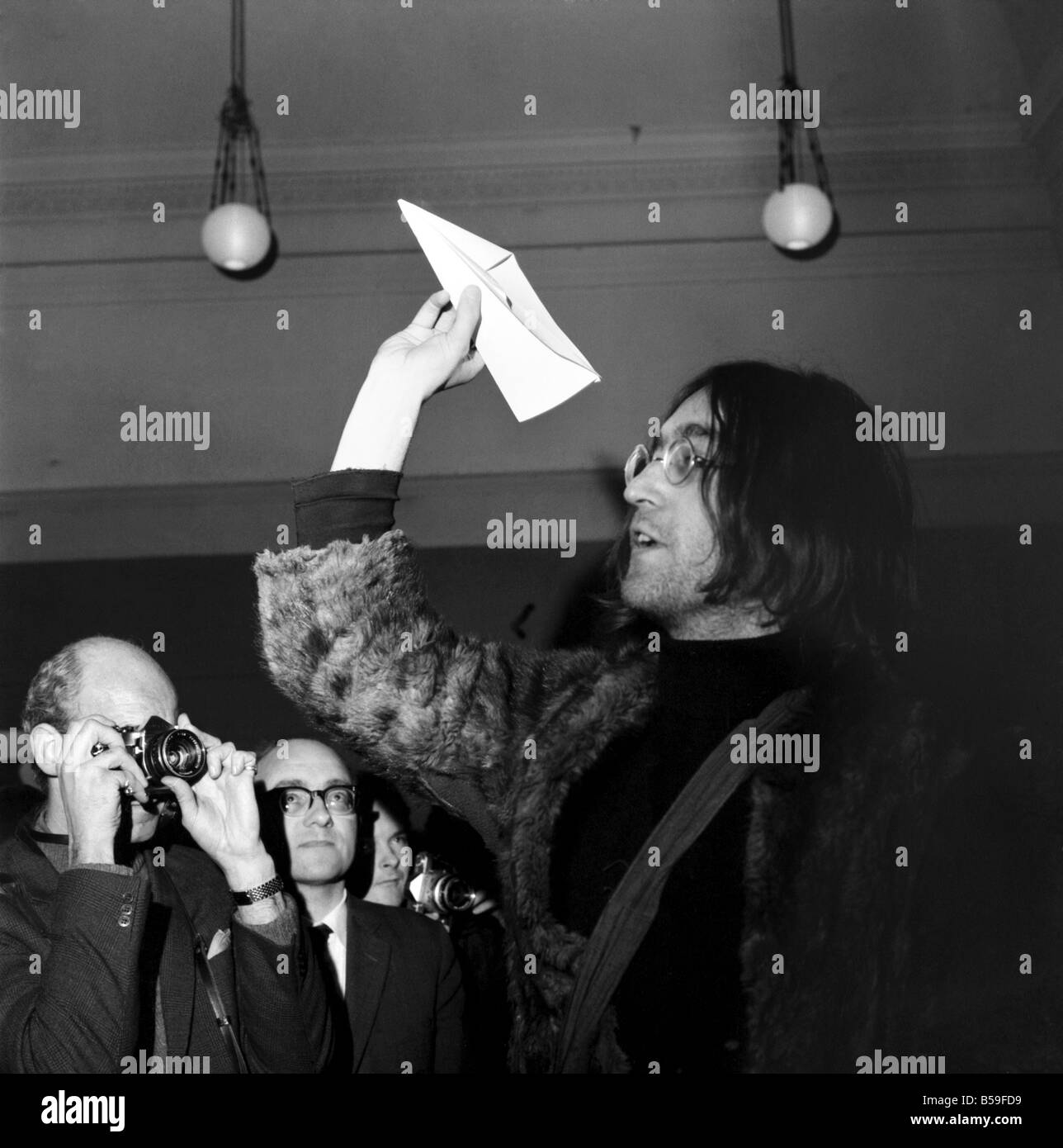 John Lennon und Yoko Ono, heute Abend zu einem Raum voller Kunststudenten spielte auf ihnen einen Streich, die Studenten und viele Leute in der Welt der Kunst auf eine Ausstellung in Piccadilly 40 Mitarbeiterinnen und Mitarbeiter zu unterstützen, die von Guildford School of Art entlassen worden waren. John und Yoko übergeben, um große Blätter von Briefbögen mit seinem Namen aufgedruckt, wenn das Volk das Papier hatte John sagte "habt ihr es" dann ging. Dezember 1968 Y11505 Stockfoto