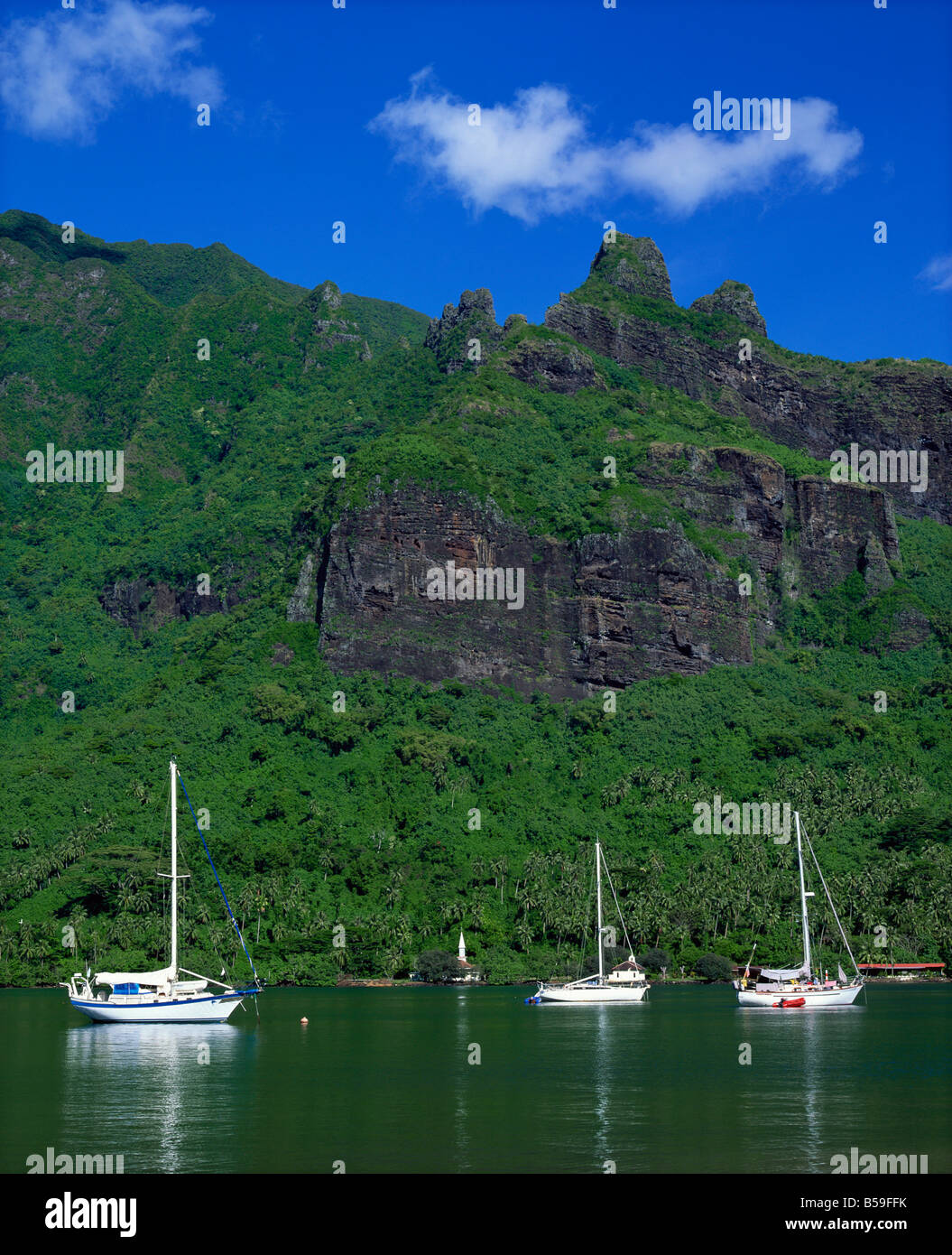 Kleine Boote vor Anker in der Cooks Bay Moorea Französisch-Polynesien Pazifik Inseln Pazifik Stockfoto