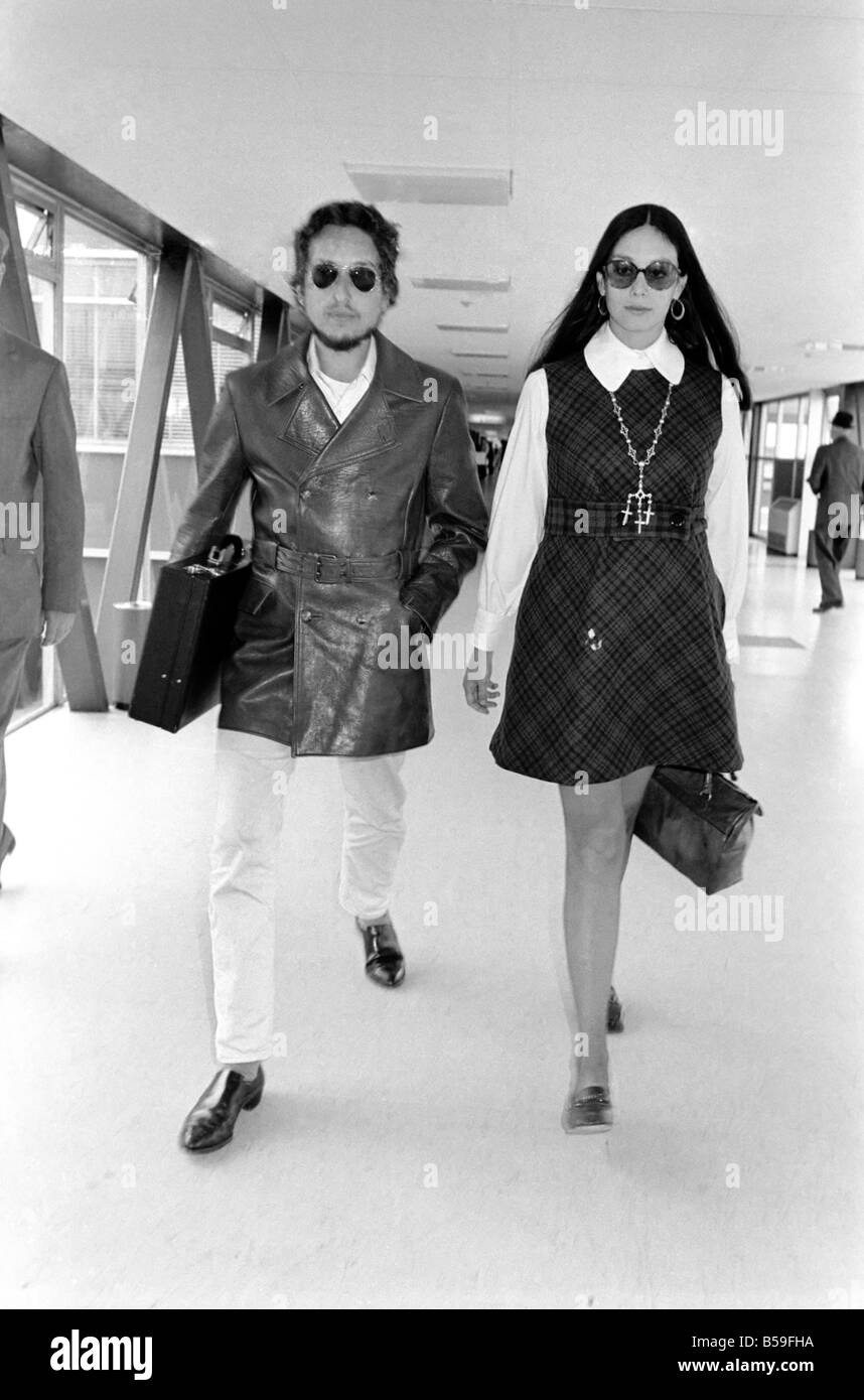 Amerikanische Folk-Sängerin, Bob Dylan und seine Frau links Flughafen Heathrow heute nach Hause in die USA zurückkehren; September 1969; Z08379-001 Stockfoto