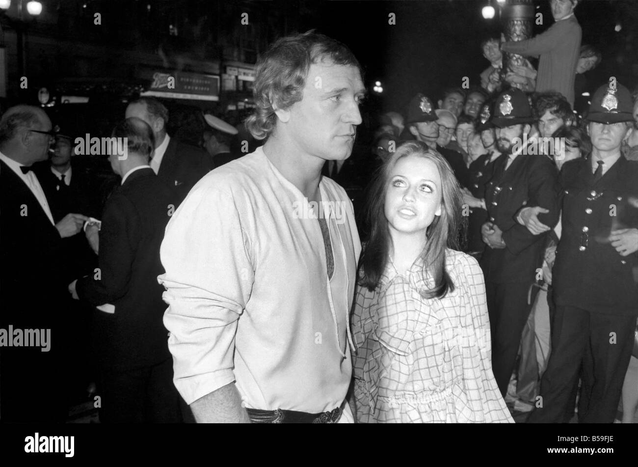 Premiere des Films "Midnight Cowboy"; Richard Harris eskortieren Ann Kristin ins Theater.  September 1969; Z09028-005 Stockfoto