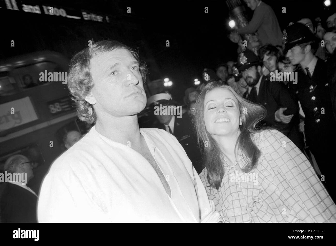 Premiere des Films "Midnight Cowboy"; Richard Harris eskortieren Ann Kristin ins Theater.  September 1969; Z09028-006 Stockfoto