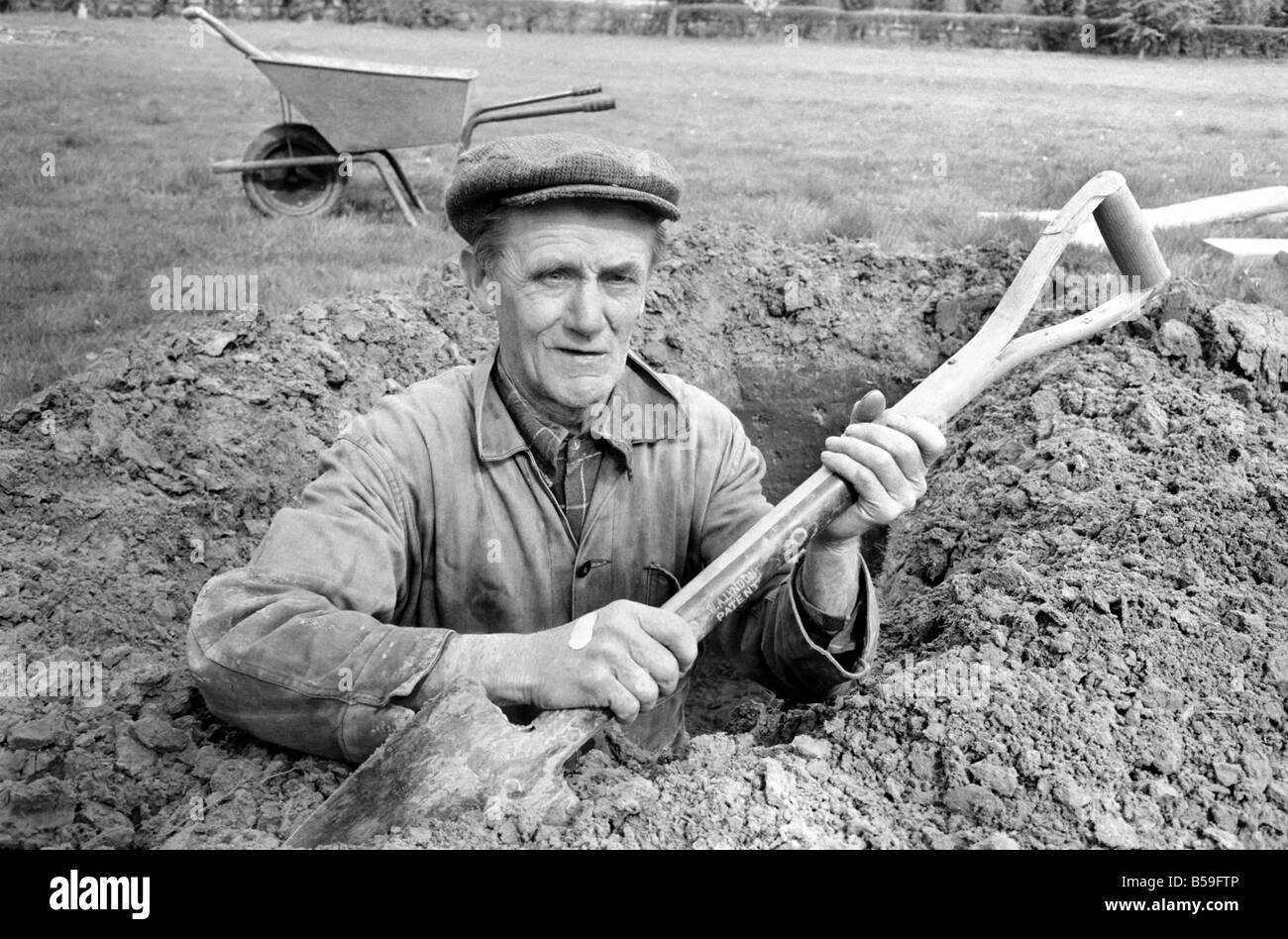 Ist Arbeit wunderbar?. Funktion. Grave Digger am Arbeitsplatz in den Friedhof Windlesham / Kirche, Surrey. 66 Jahre alte Bill Perkins, 14 Jahre lang die Arbeit geleistet hat. April 1977 77-02073-001 Stockfoto