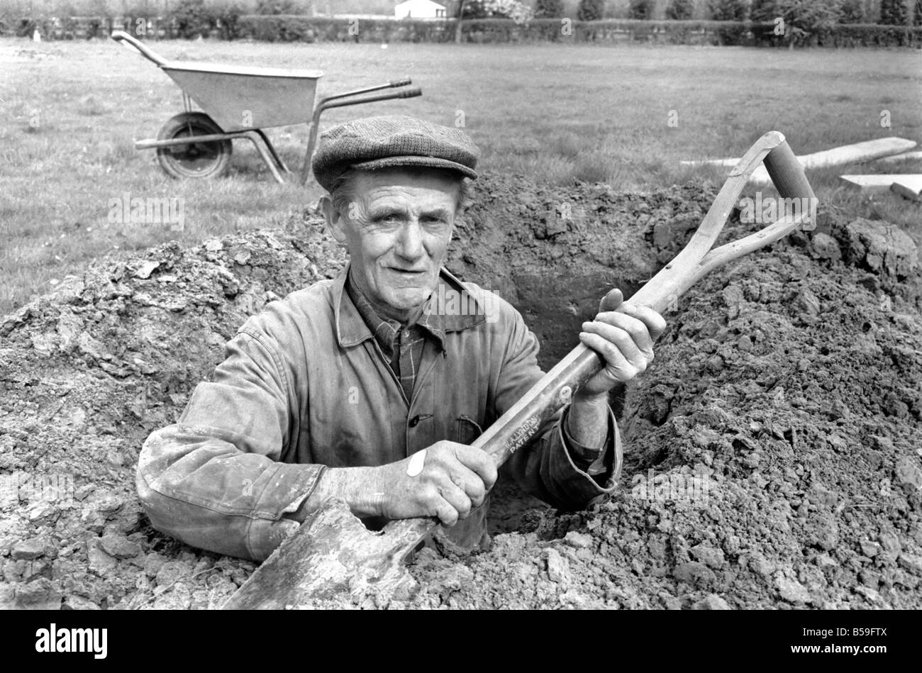 Ist Arbeit wunderbar?. Funktion. Grave Digger am Arbeitsplatz in den Friedhof Windlesham / Kirche, Surrey. 66 Jahre alte Bill Perkins, 14 Jahre lang die Arbeit geleistet hat. April 1977 77-02073-002 Stockfoto