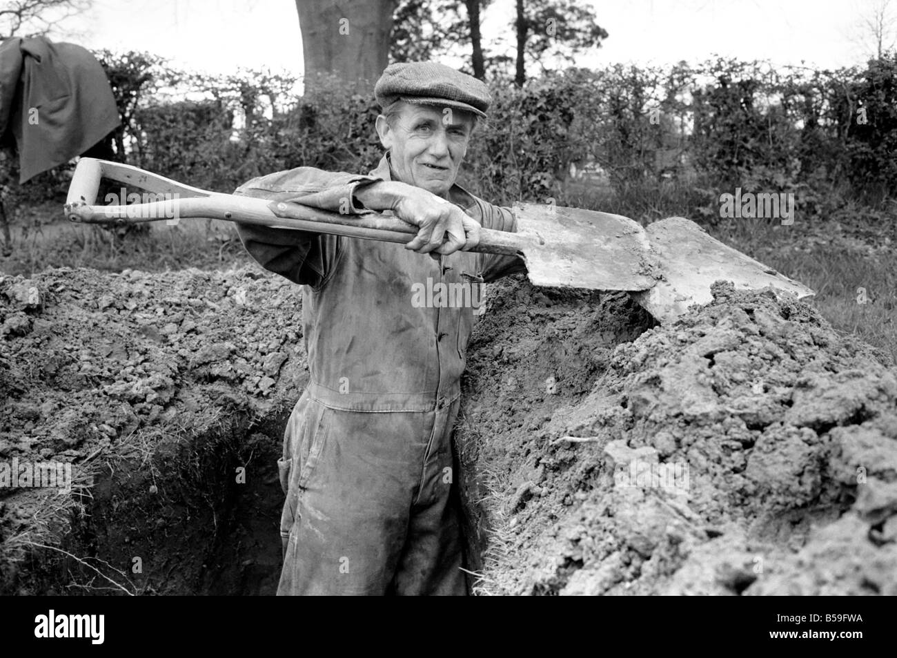 Ist Arbeit wunderbar?. Funktion. Grave Diggers bei der Arbeit in den Friedhof der Kirche in Windlesham, Surrey. 66 Jahre alte Bill Perkins, die Stockfoto