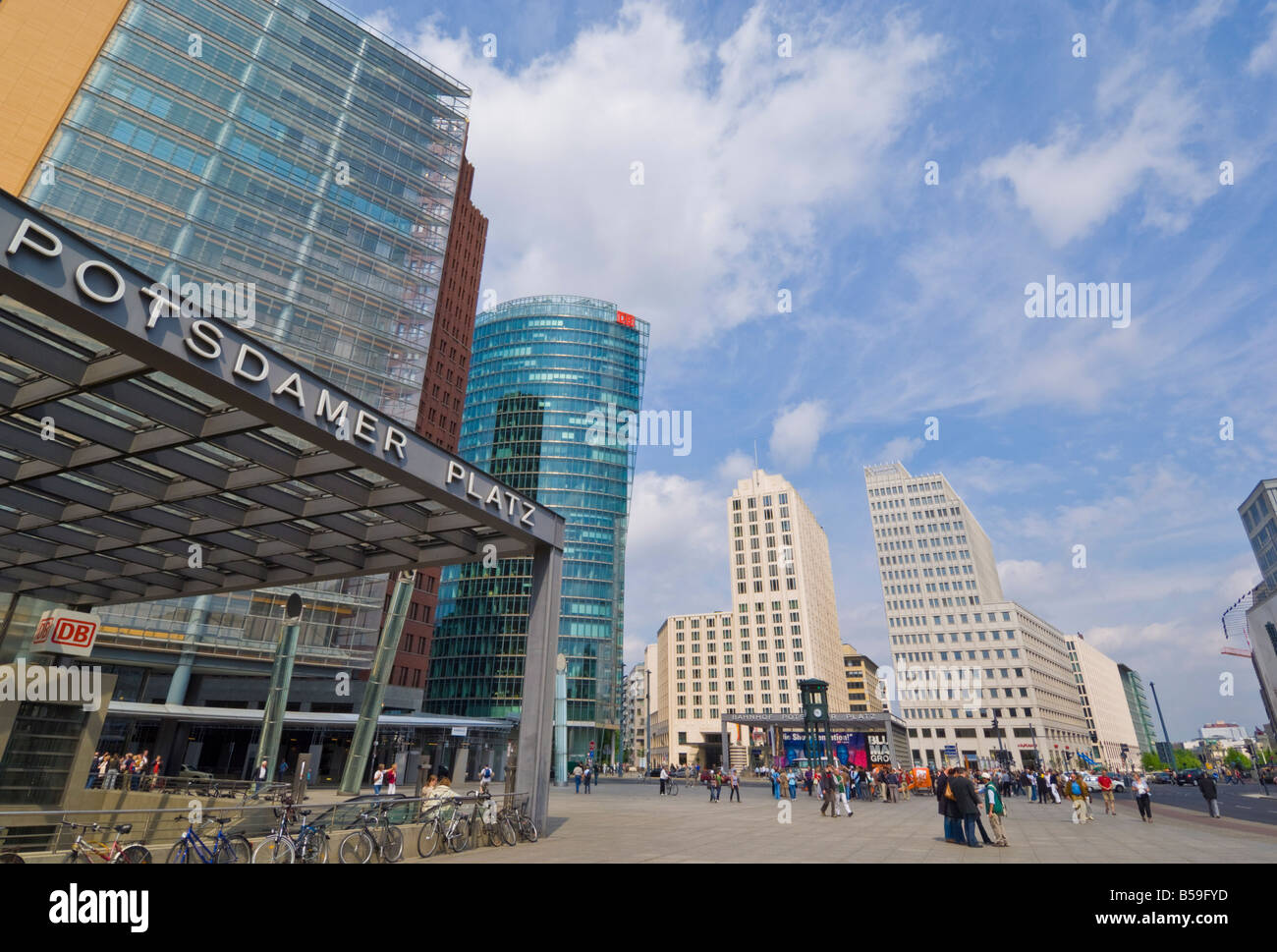 Neue moderne Gebäude am Potsdamer Platz in der Nähe von Bahnhof (Bahnhof), Berlin, Deutschland, Europa Stockfoto