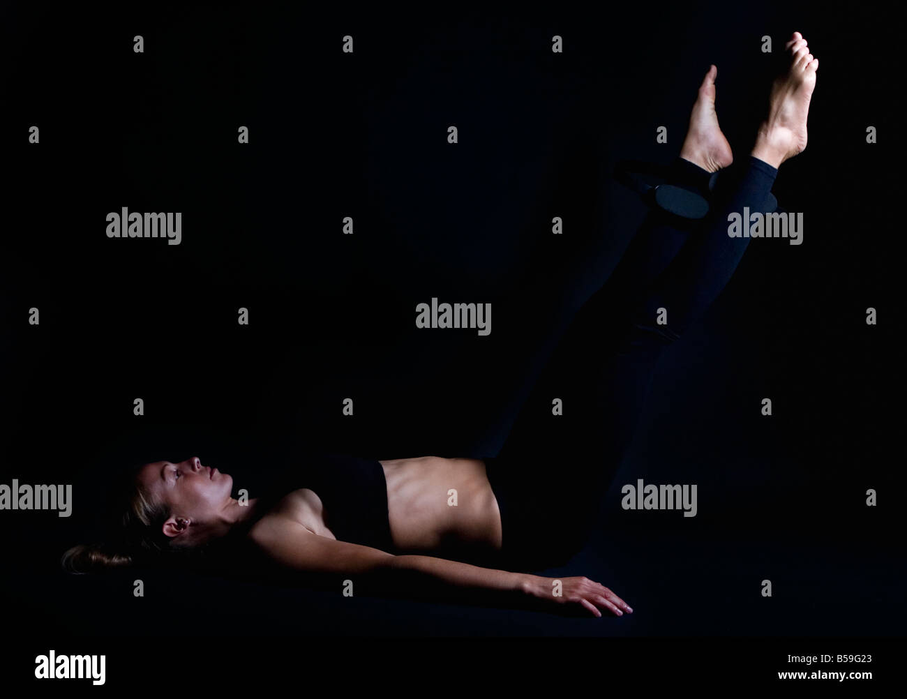 Frauen praktizieren Pilates mit Flex Ring toner Stockfoto