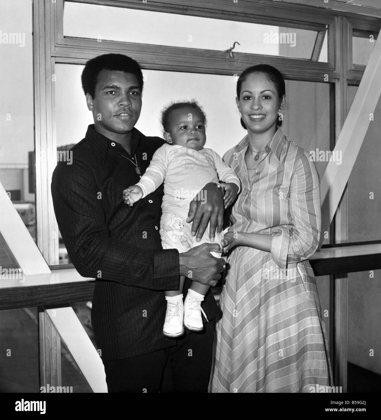 Mohammad Ali im Bild mit seiner Frau Veronica und Baby Hanna am Flughafen Heathrow heute. August 1977 77-04380-004 Stockfoto