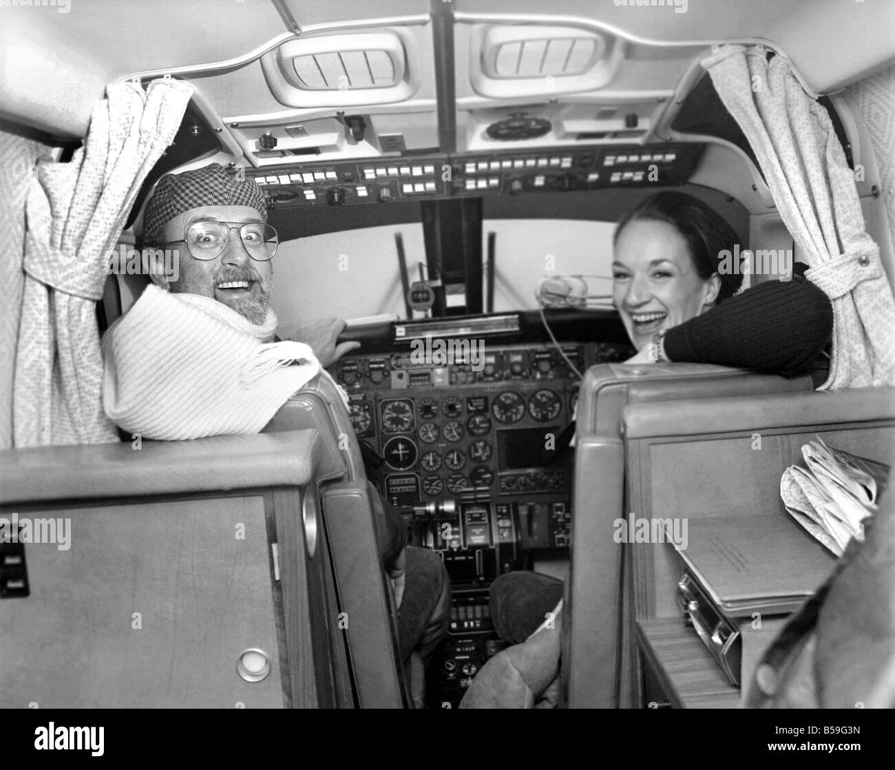 Unterhaltung: Musik: Sänger Roger Whittaker und seine Frau Natalie, fotografiert am Flughafen Stanstead mit ihr sein und ihr Airc Stockfoto
