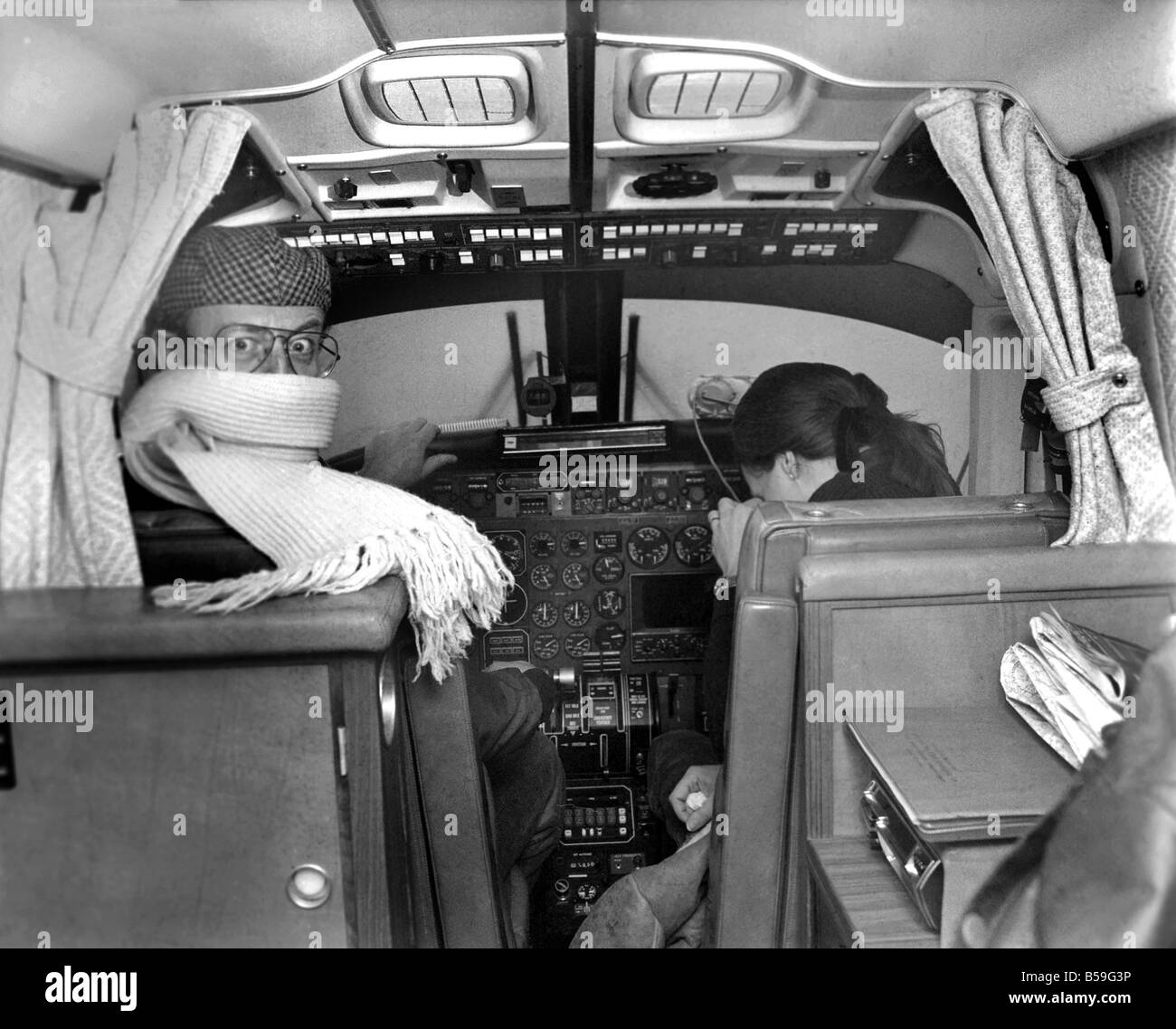 Unterhaltung: Musik: Sänger Roger Whittaker und seine Frau Natalie, fotografiert am Flughafen Stanstead mit ihr sein und ihr Airc Stockfoto