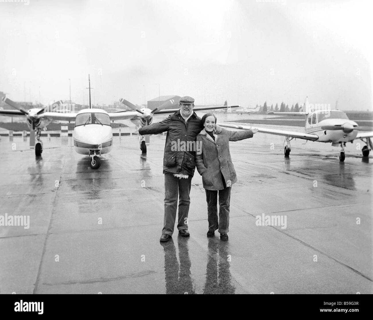 Unterhaltung: Musik: Sänger Roger Whittaker und seine Frau Natalie, fotografiert am Flughafen Stanstead mit ihr sein und ihr Airc Stockfoto