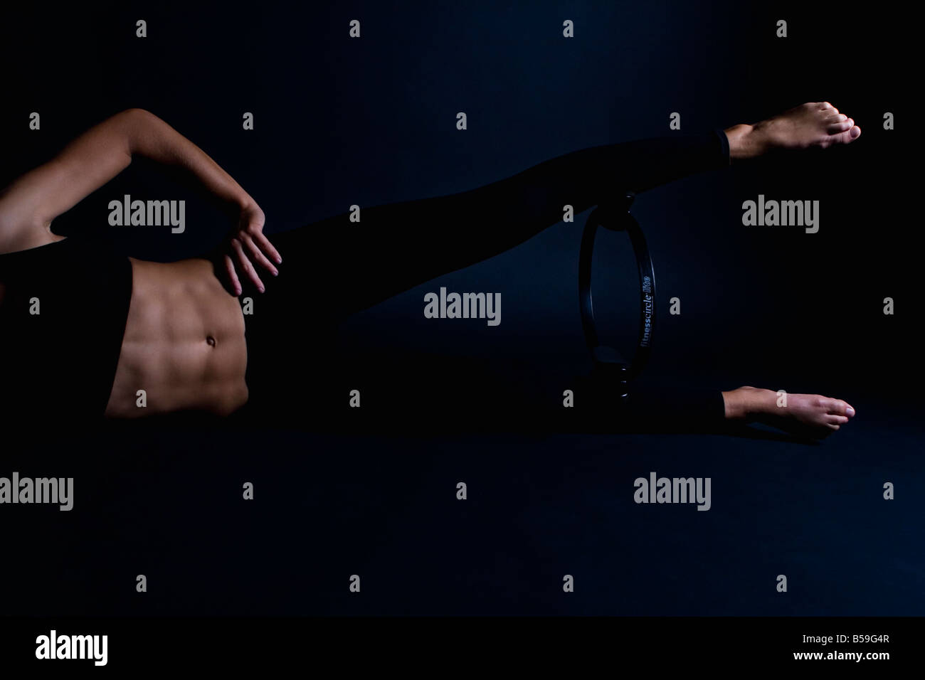 Frauen praktizieren Pilates mit Flex Ring toner Stockfoto