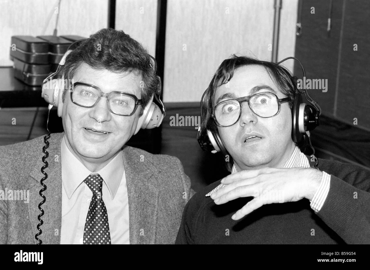 Richard Baker (links) mit London Cabbie Mastermind Fred Housego, die heute  als ein "Anfang der Woche" Vorführer an BBC Radio gestartet Stockfotografie  - Alamy