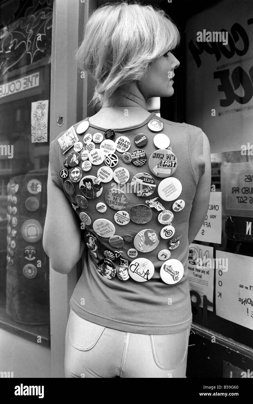 Personen: Frau: Janine Andrews-Modell, mit Abzeichen aus dem Abzeichen-Shop in Covent Garden. Januar 1981 81-00057-001 Stockfoto