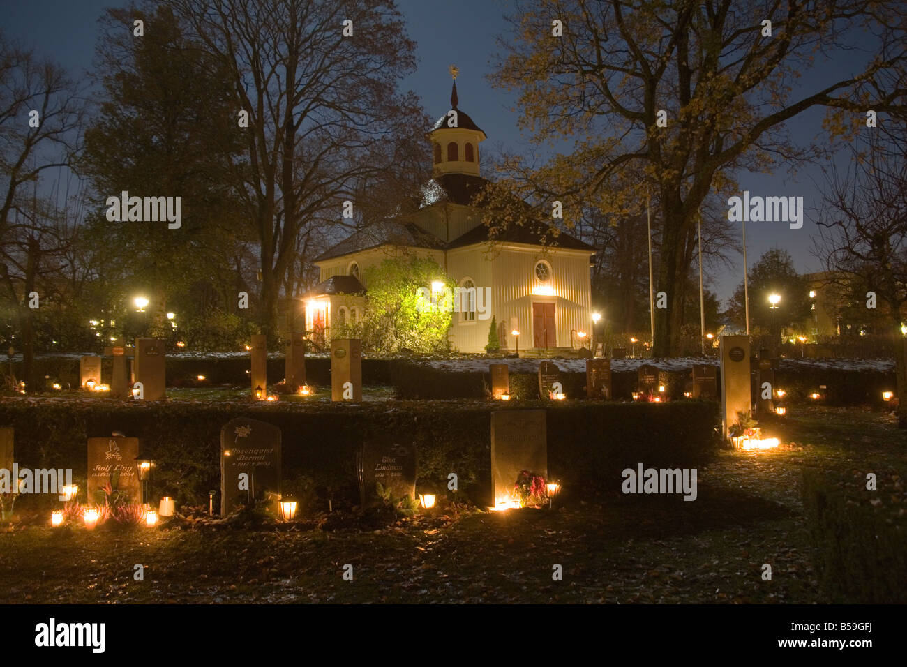 Halloween Friedhof bei Kerzenlicht Stockfoto