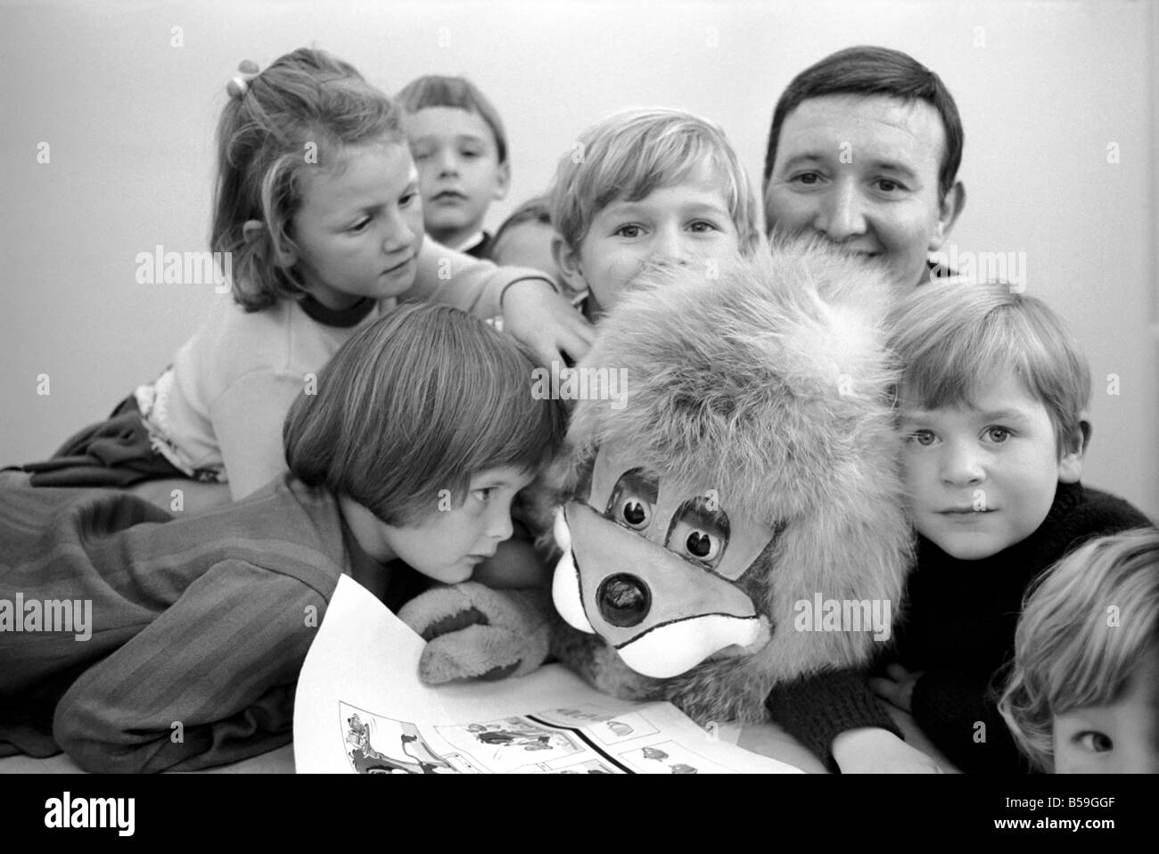 Lemny der Löwe ist meine Nachricht beitreten, die Klassenzimmer-Zeitung für Kinder im Alter von vier bis sechs, als Lehrer. Oktober 1969 Z10363-001 Stockfoto