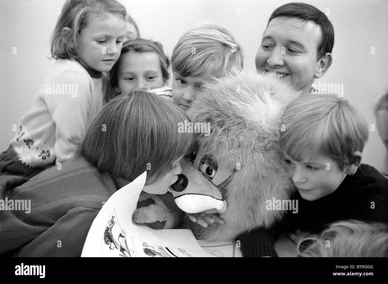 Lemny der Löwe ist meine Nachricht beitreten, die Klassenzimmer-Zeitung für Kinder im Alter von vier bis sechs, als Lehrer. Oktober 1969 Z10363-002 Stockfoto