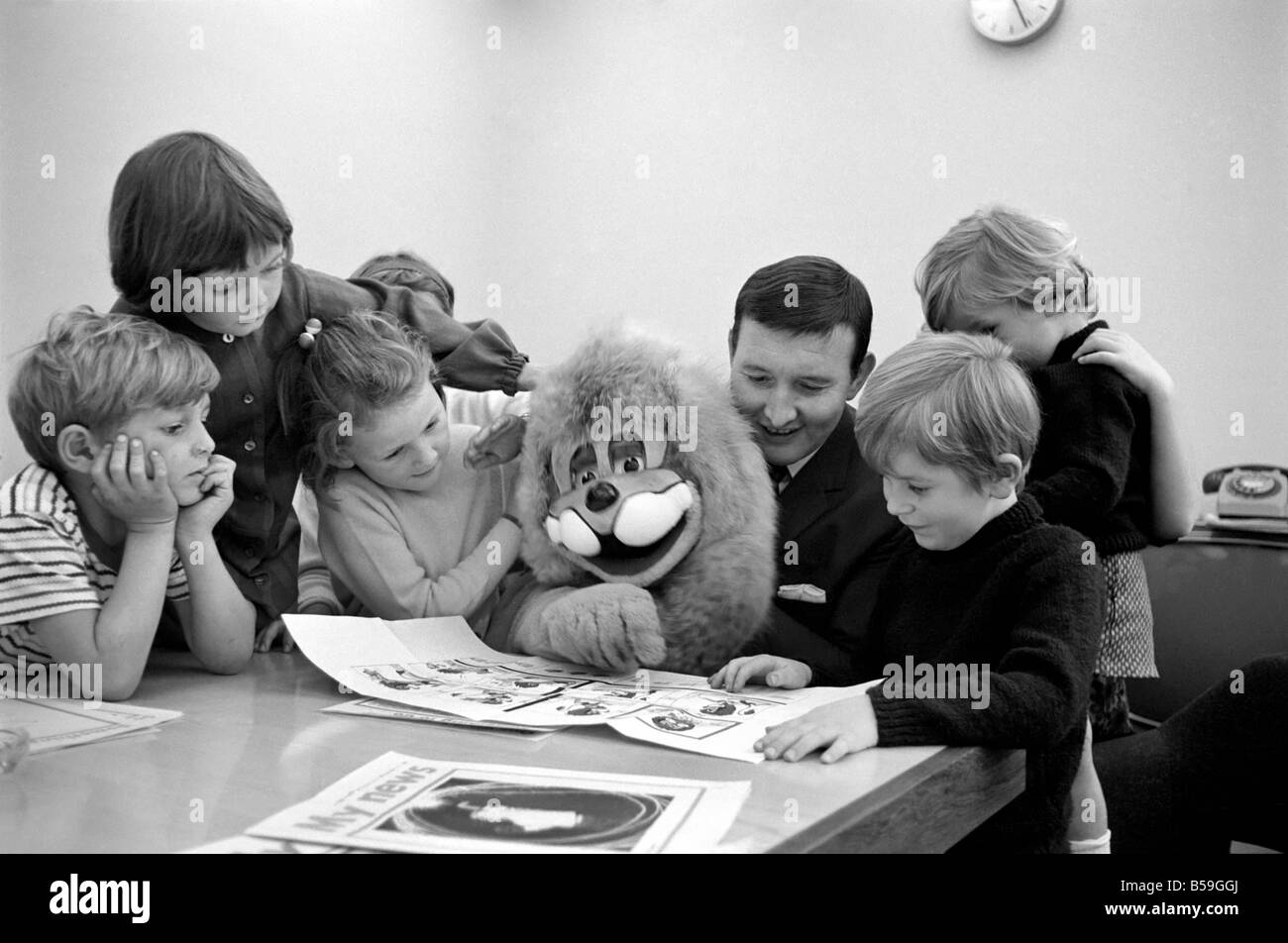 Lemny der Löwe ist meine Nachricht beitreten, die Klassenzimmer-Zeitung für Kinder im Alter von vier bis sechs, als Lehrer. Oktober 1969 Z10363 Stockfoto