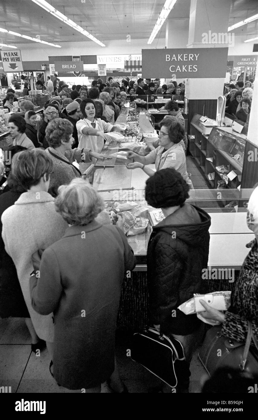 Essen: Arbeitskämpfe: Resultate von Käufern Linie den Zähler im Lewiss Store in Manchester, warten auf eine Lieferung von Brot, die leere Regale, während ein Bäcker-Streiks im Norden Englands zu füllen. Oktober 1969 Z10376-001 Stockfoto