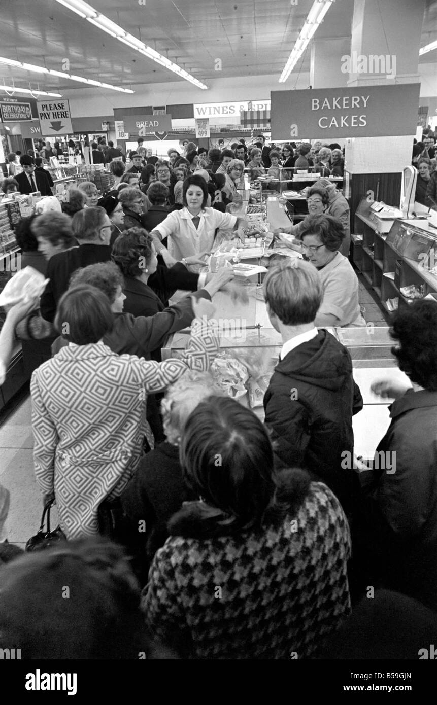 Essen: Arbeitskämpfe: Resultate von Käufern Linie den Zähler im Lewiss Store in Manchester, warten auf eine Lieferung von Brot, die leere Regale, während ein Bäcker-Streiks im Norden Englands zu füllen. Oktober 1969 Z10376-002 Stockfoto