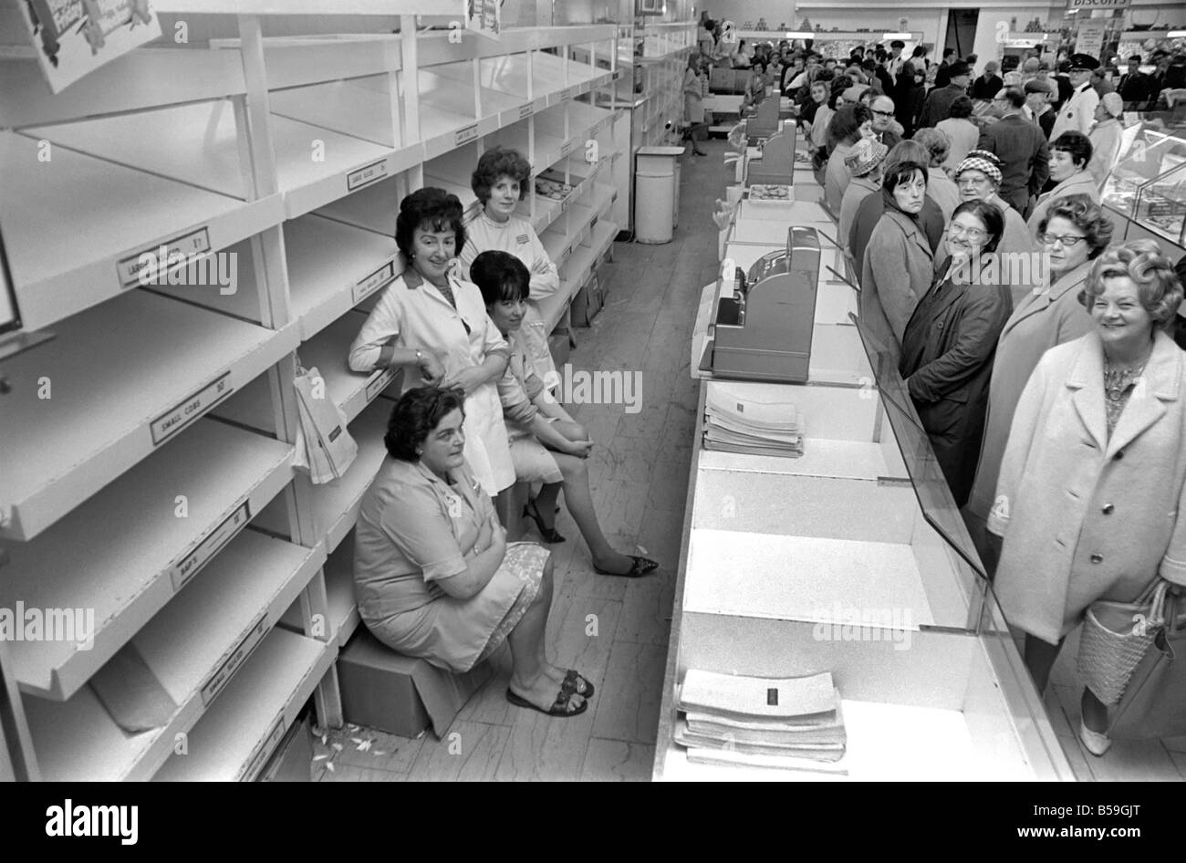 Essen: Arbeitskämpfe: Resultate von Käufern Linie den Zähler im Lewiss Store in Manchester, warten auf eine Lieferung von Brot, die leere Regale, während ein Bäcker-Streiks im Norden Englands zu füllen. Oktober 1969 Z10376 Stockfoto