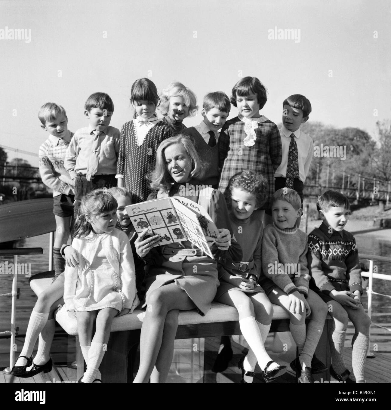 Der erste Stern auf dem Feld gesehen werden, wenn Thames Television offiziell in Farbe geht werden Honor Blackman in ein Kinderprogramm "Once Upon A Time", eine Erzählung Programm für sehr junge Kinder. Heute war Ehre ein Teddington Studios Lektüre der Geschichte von "Clever Polly' von Catherine Storr, einer Gruppe von Kindern aus Gorselands Schule, Harpenden, Hertfordshire, im Alter von 4 bis 8 Stockfoto