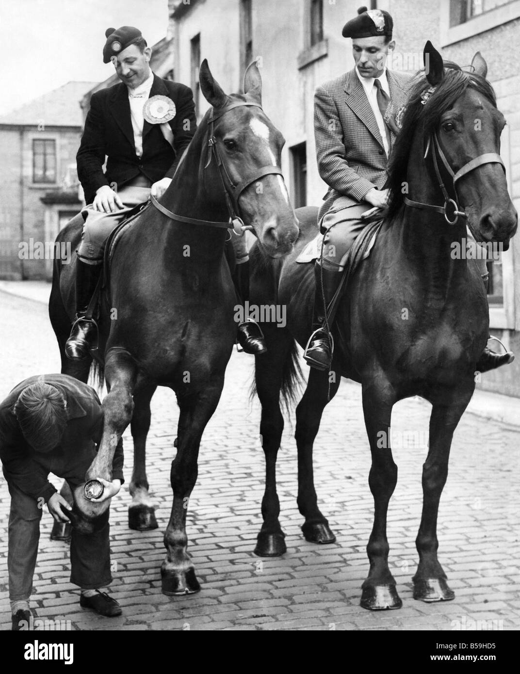 Männer in Tracht, Reiten auf dem Pferd, während ein Gedenken an die Schlacht von Flodden Field 151 in Northumberland stattfand. ; August 1952; P005048 Stockfoto