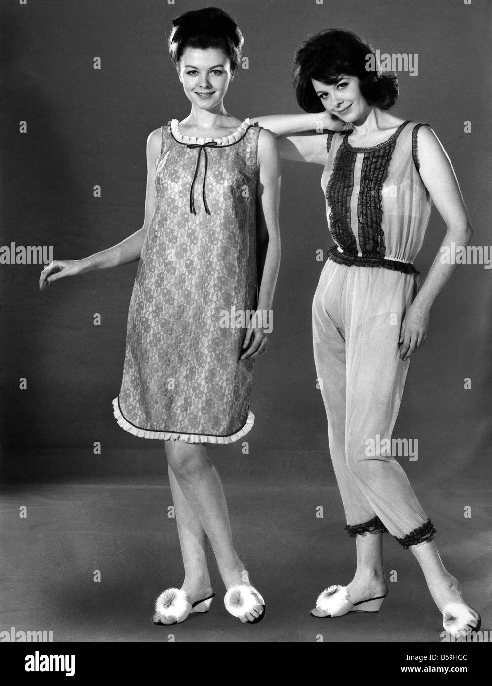 Tagwache Moden 1965: Della und Pat jung. Modellierung der neuesten Nacht Kleidung hier gesehen.  Februar 1965 P007744 Stockfoto