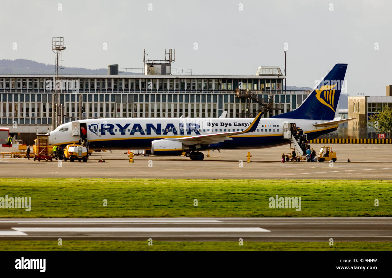Ein Ryanair-Flugzeug ist an Bord von Passagieren am Flughafen Glasgow Prestwick, Ayrshire, Schottland. Stockfoto