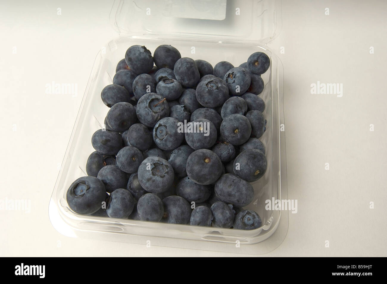 Heidelbeeren, verpackt in einem Korb, als sie in den Supermarkt oder Markt verkauft werden würde Stockfoto