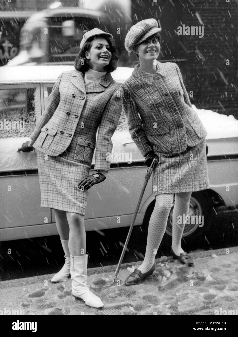 Wie gut das Wetter: Fashion Modelle Angie Grant (links) und Shirley Key war das Lachen über das Wetter gestern (Donnerstag, 14. April 66). Die Mädchen hatten ihre schwere Anzüge - getragen in London zu nächsten Herbst Mode - zeigen, zu viel zu warm für April erwartet. Dann kam den Schnee. April 1966 P008013 Stockfoto
