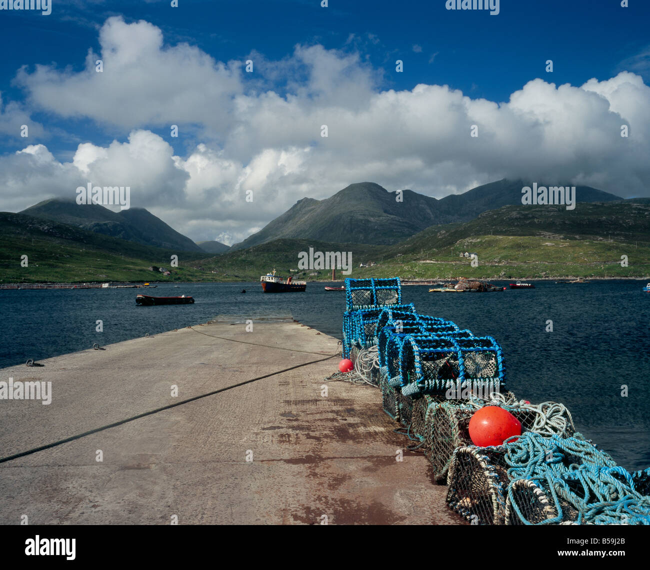 Hummer-Töpfe oder Gatter auf der Pier am West Loch Tarbert, Isle of Harris, äußeren Hebriden, Schottland. Stockfoto