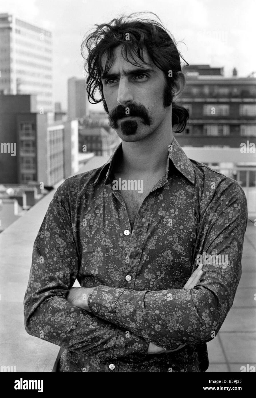 Frank Zappa. Eine andere amerikanische Rockband trifft London Town: Frank Zappa und seinem Outfit den Mothers of Invention stehen auf Tour in Großbritannien am kommenden Wochenende sie Bath Pop Festival besuchen präsentieren. Gestern Sonntag sah sie einige der Sehenswürdigkeiten von London, die einen Besuch in der Runde House Entertainment Centre in Camden Town enthalten. Juni 1970 70-05893-002 Stockfoto