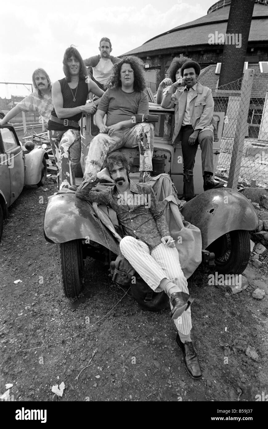 Frank Zappa. Eine andere amerikanische Rockband trifft London Town: Frank Zappa und seinem Outfit den Mothers of Invention stehen auf Tour in Großbritannien am kommenden Wochenende sie Bath Pop Festival besuchen präsentieren. Gestern Sonntag sah sie einige der Sehenswürdigkeiten von London, die einen Besuch in der Runde House Entertainment Centre in Camden Town enthalten. Juni 1970 70-05893-003 Stockfoto