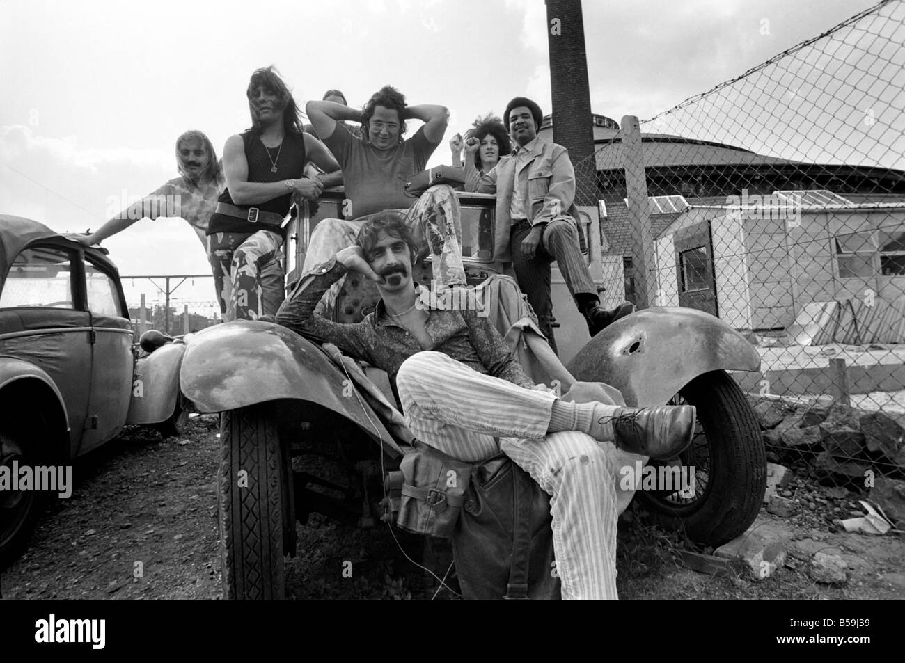 Frank Zappa. Eine andere amerikanische Rockband trifft London Town: Frank Zappa und seinem Outfit den Mothers of Invention stehen auf Tour in Großbritannien am kommenden Wochenende sie Bath Pop Festival besuchen präsentieren. Gestern Sonntag sah sie einige der Sehenswürdigkeiten von London, die einen Besuch in der Runde House Entertainment Centre in Camden Town enthalten. Juni 1970 70-05893-004 Stockfoto