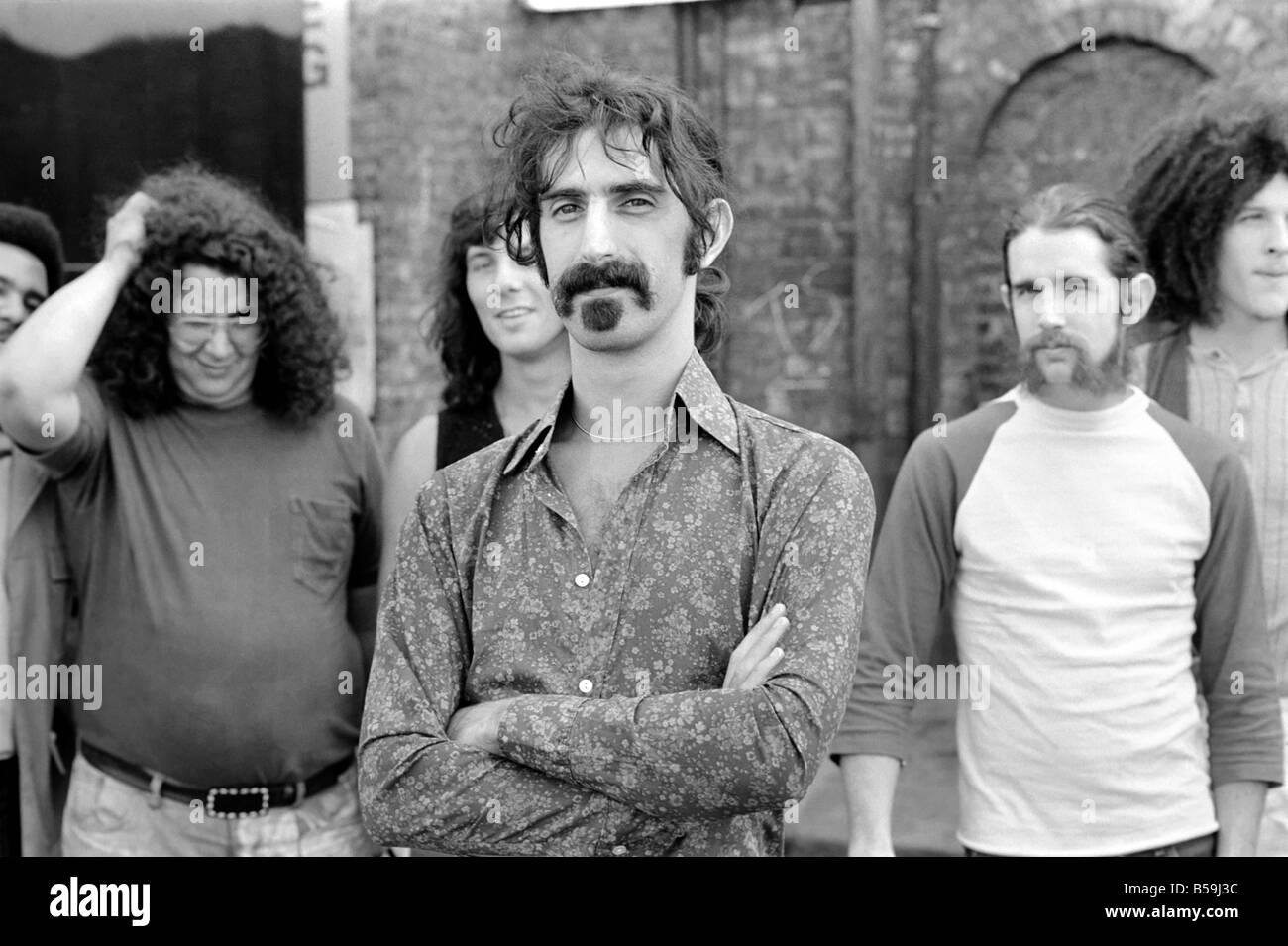 Frank Zappa. Eine andere amerikanische Rockband trifft London Town: Frank Zappa und seinem Outfit den Mothers of Invention stehen auf Tour in Großbritannien am kommenden Wochenende sie Bath Pop Festival besuchen präsentieren. Gestern Sonntag sah sie einige der Sehenswürdigkeiten von London, die einen Besuch in der Runde House Entertainment Centre in Camden Town enthalten. Juni 1970 70-05893-005 Stockfoto
