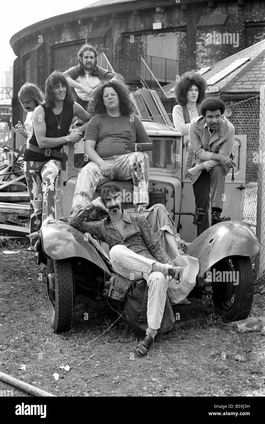 Frank Zappa. Eine andere amerikanische Rockband trifft London Town: Frank Zappa und seinem Outfit den Mothers of Invention stehen auf Tour in Großbritannien am kommenden Wochenende sie Bath Pop Festival besuchen präsentieren. Gestern Sonntag sah sie einige der Sehenswürdigkeiten von London, die einen Besuch in der Runde House Entertainment Centre in Camden Town enthalten. Juni 1970 70-05893-006 Stockfoto