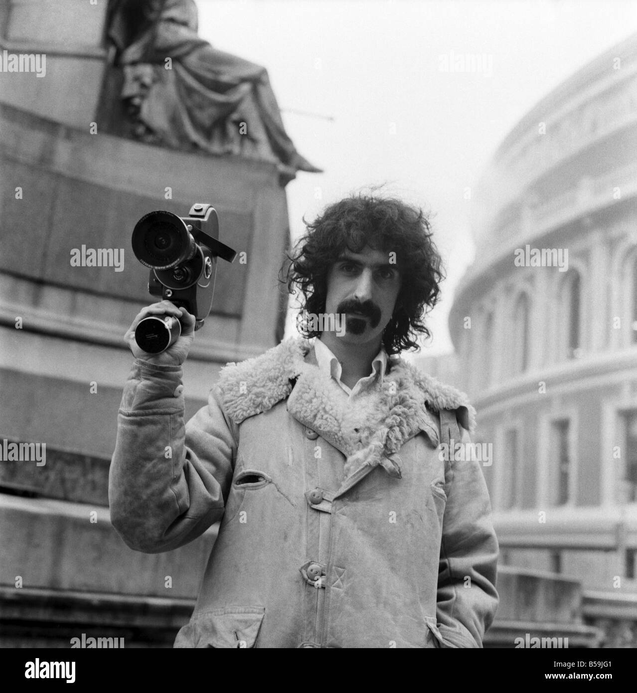 Frank Zappa und seine Filmkamera in der Royal Albert Hall. Februar 1971 71-12000-001 Stockfoto