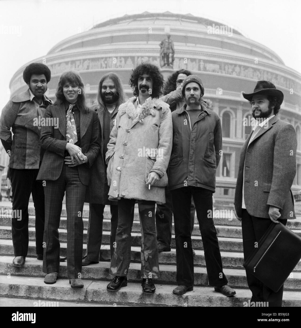 Frank Zappa und seine Gruppe vor der Royal Albert Hall. Februar 1971 71-12000-002 Stockfoto