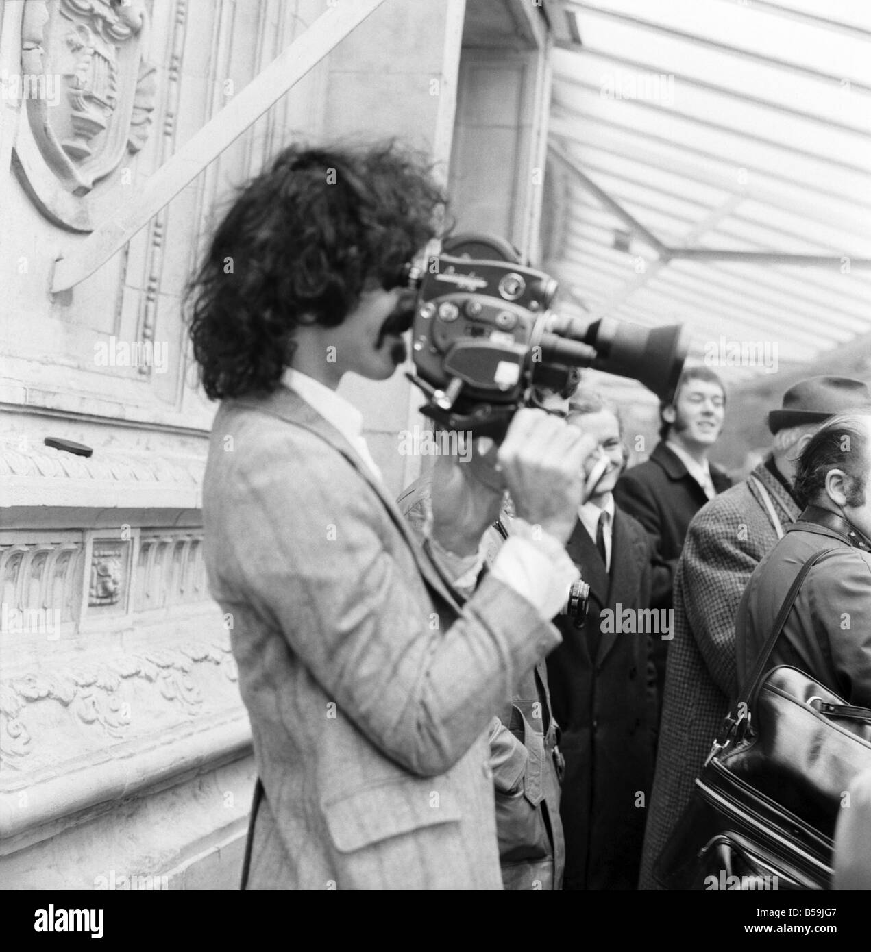 Frank Zappa und seine Filmkamera in der Royal Albert Hall. Februar 1971 71-12000-003 Stockfoto