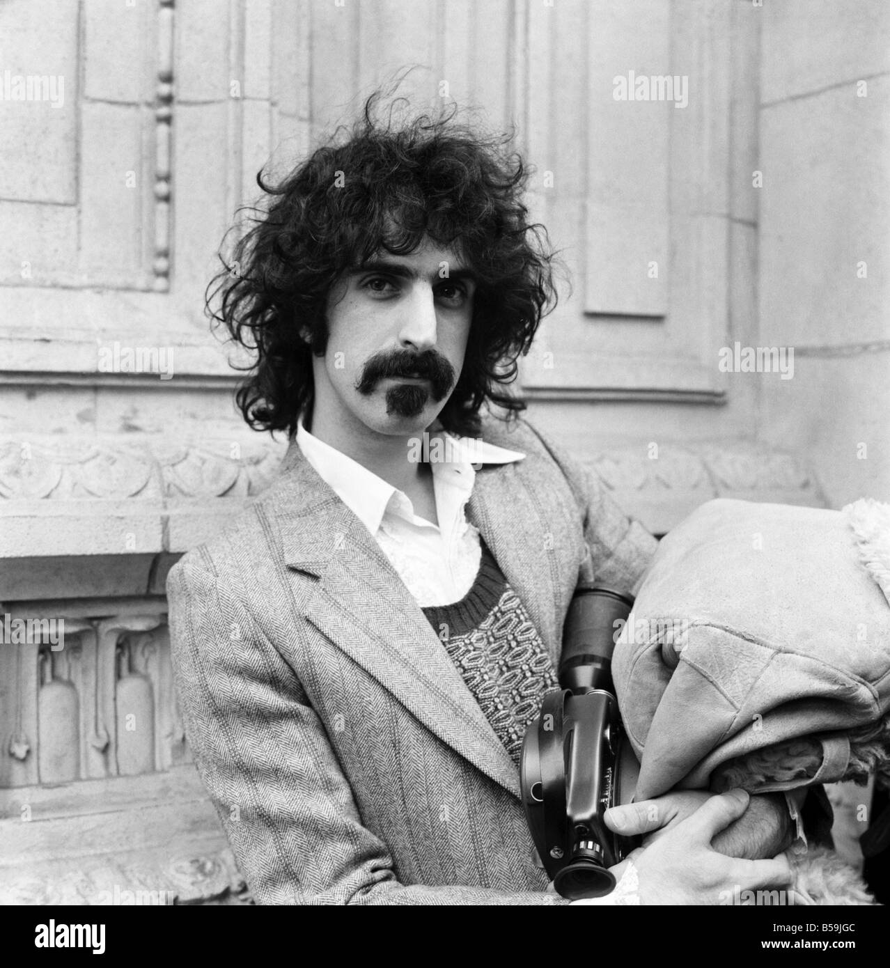 Frank Zappa und seine Filmkamera in der Royal Albert Hall. Februar 1971 71-12000-005 Stockfoto