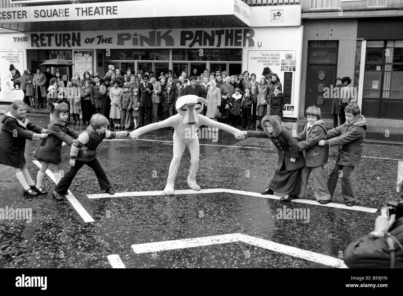 Die Rosen und die Panthers. Zur Feier der "Rückkehr" des berühmten stümperhafte Französisch Sleuth, Inspektor ClouseauÖin "Pink Panther" eine spezielle Vorführung des Films im Londoner Leicester Square, wurden Resultate von Film-Fans, deren Familiennamen rosa oder Panther sind, eingeladen, den neuen Film zu sehen. Eine Mädchen in einem ëPink Pantherí Outfit begrüßte die Rosen und die Panthers nach London. Inspektor Clouseau wird gespielt von Peter Sellers. Die Rosen und die Panthers mit dem Pink Panther im Londoner Leicester Square nach den Film auch Rückkehr von der rosa Pantherî sahen... Stockfoto